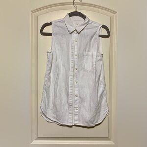 Gap sleeveless button down.